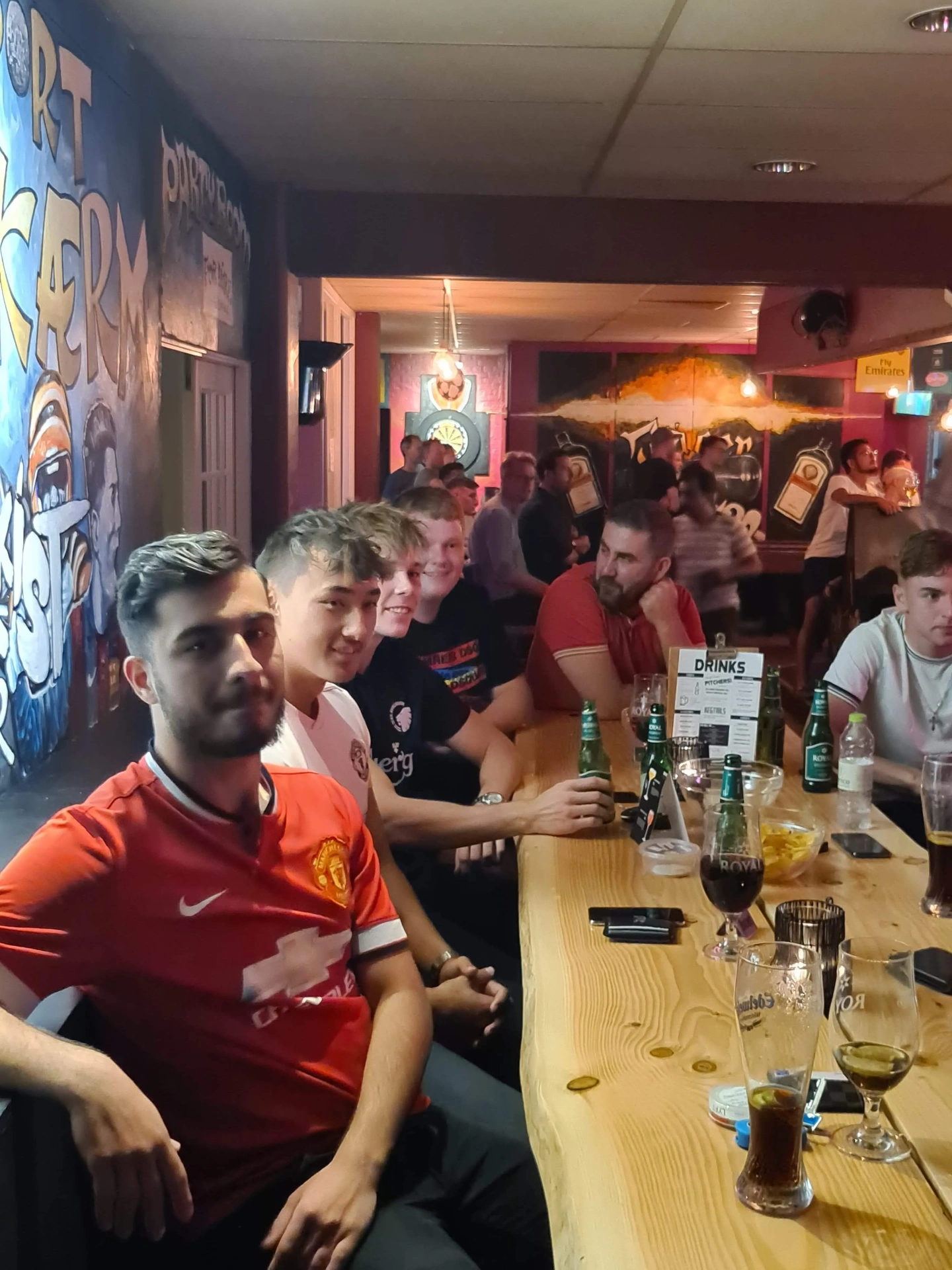 Polterabend gruppe ved baren