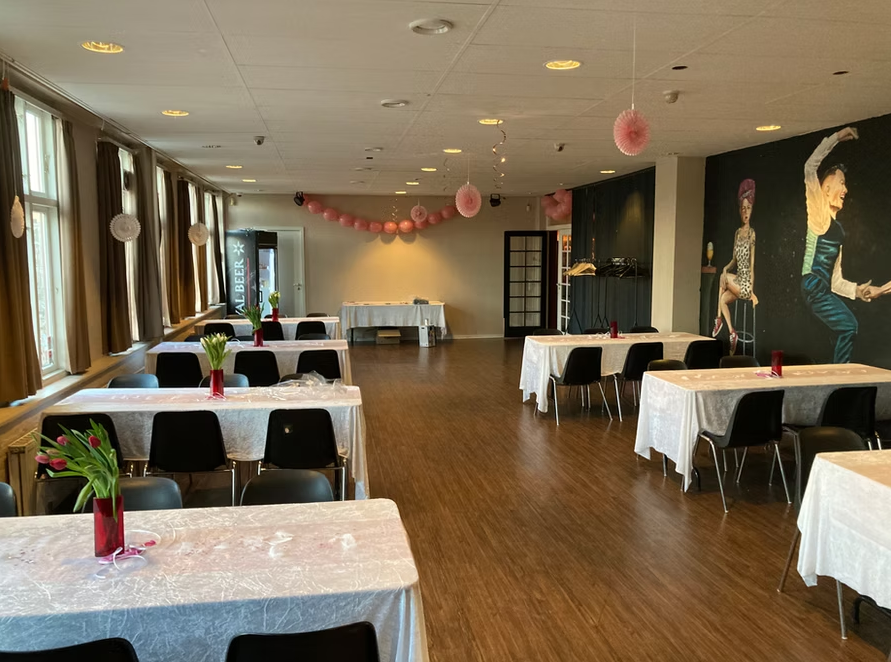 Festsal med pink dekorationer