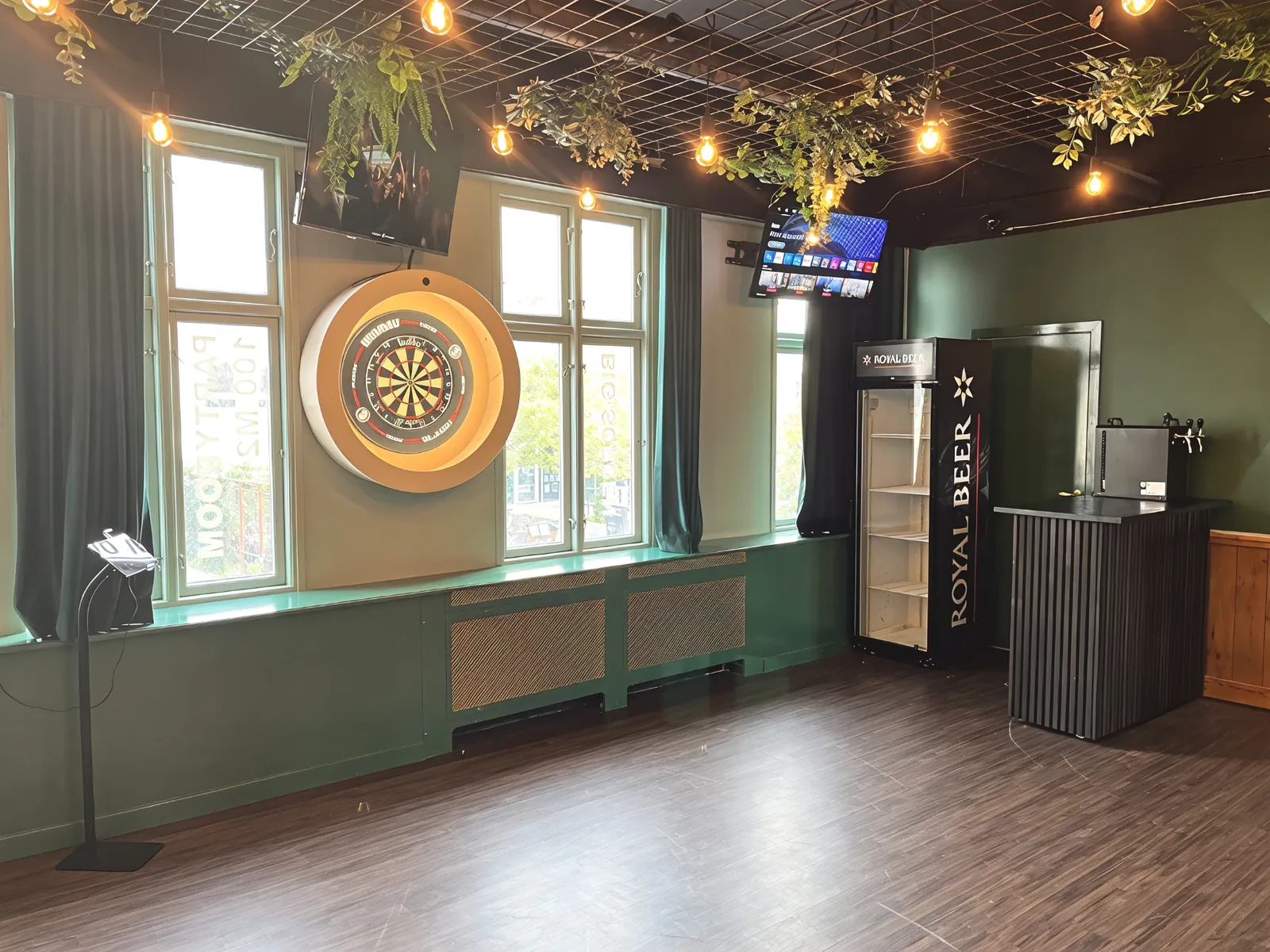 Dartskive og bar i selskabslokalet