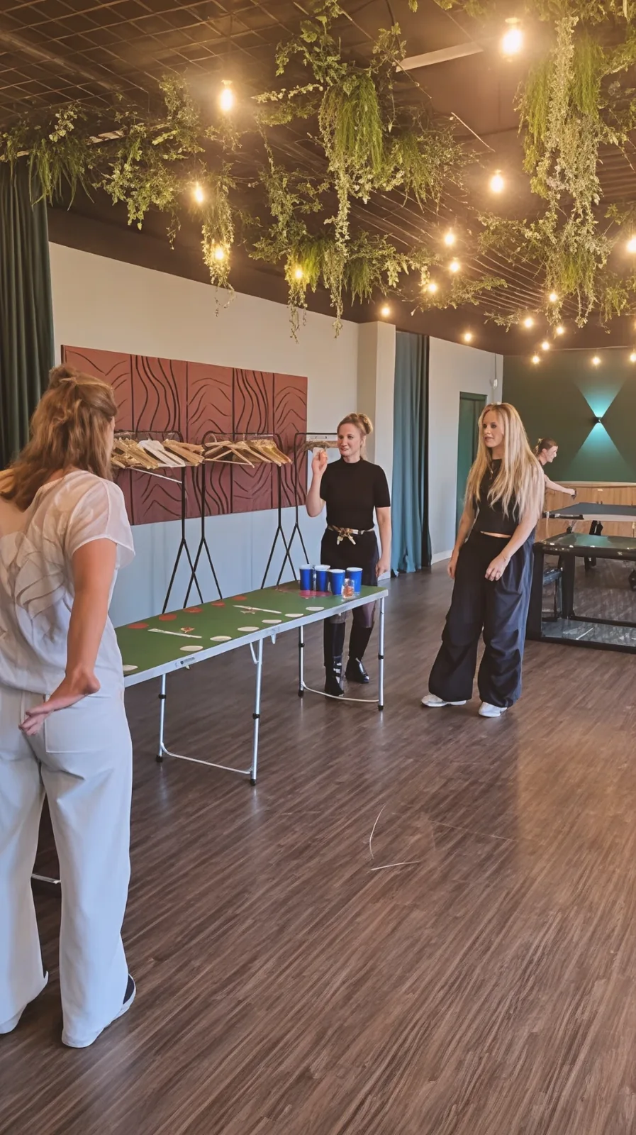 Gæster spiller beerpong
