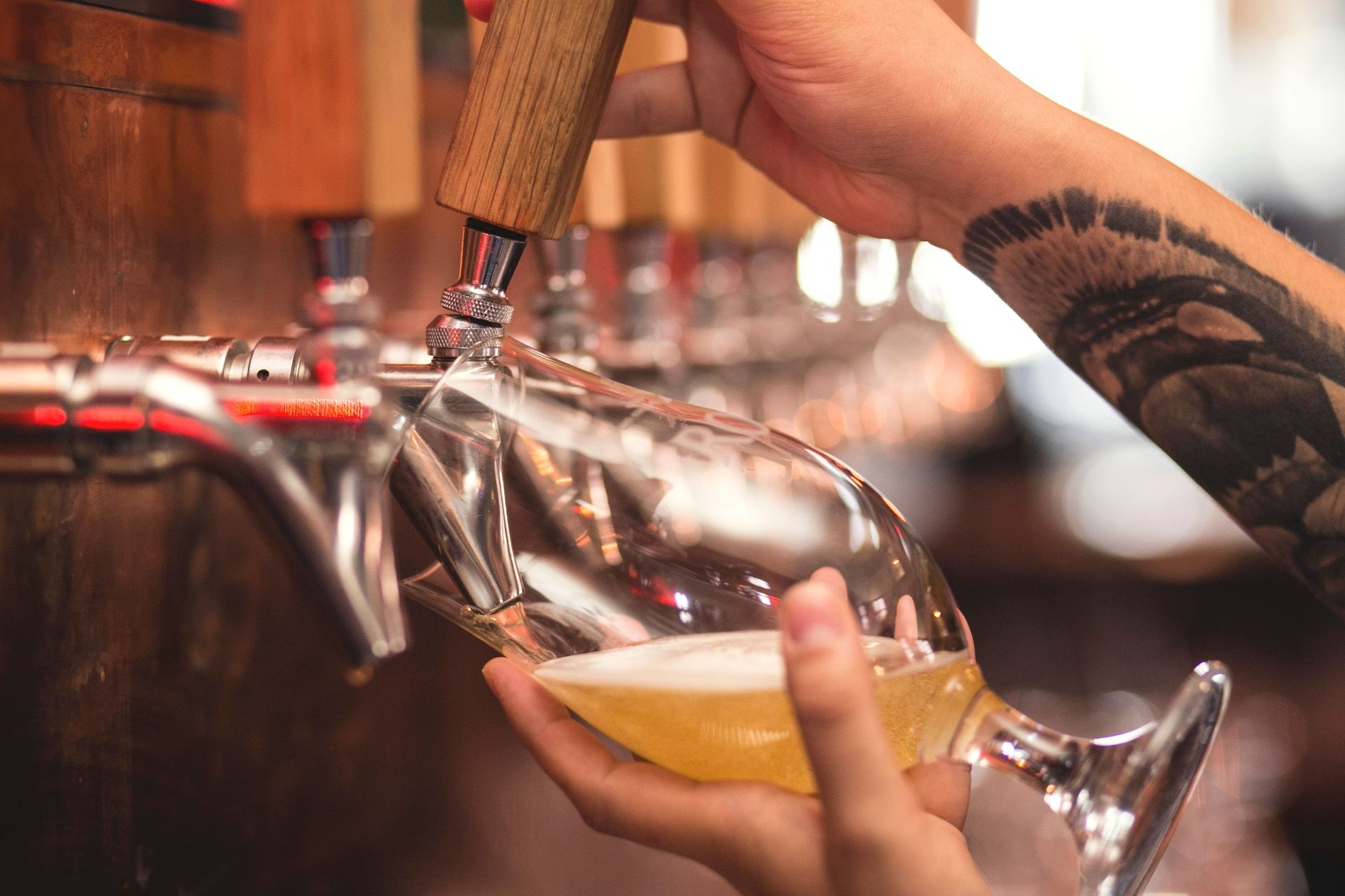 Fadøl ved baren hos Pool-Pub
