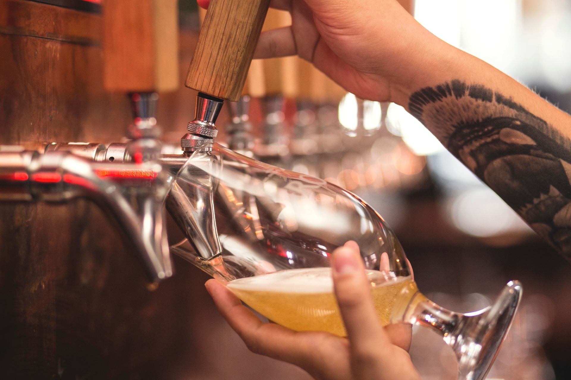 Fadøl ved baren hos Pool-Pub